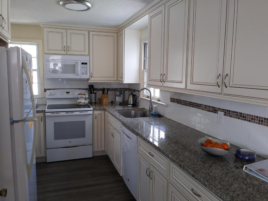 Raised Ranch Style House Close To Beach, Shops And Eateries! Surf City Exterior foto