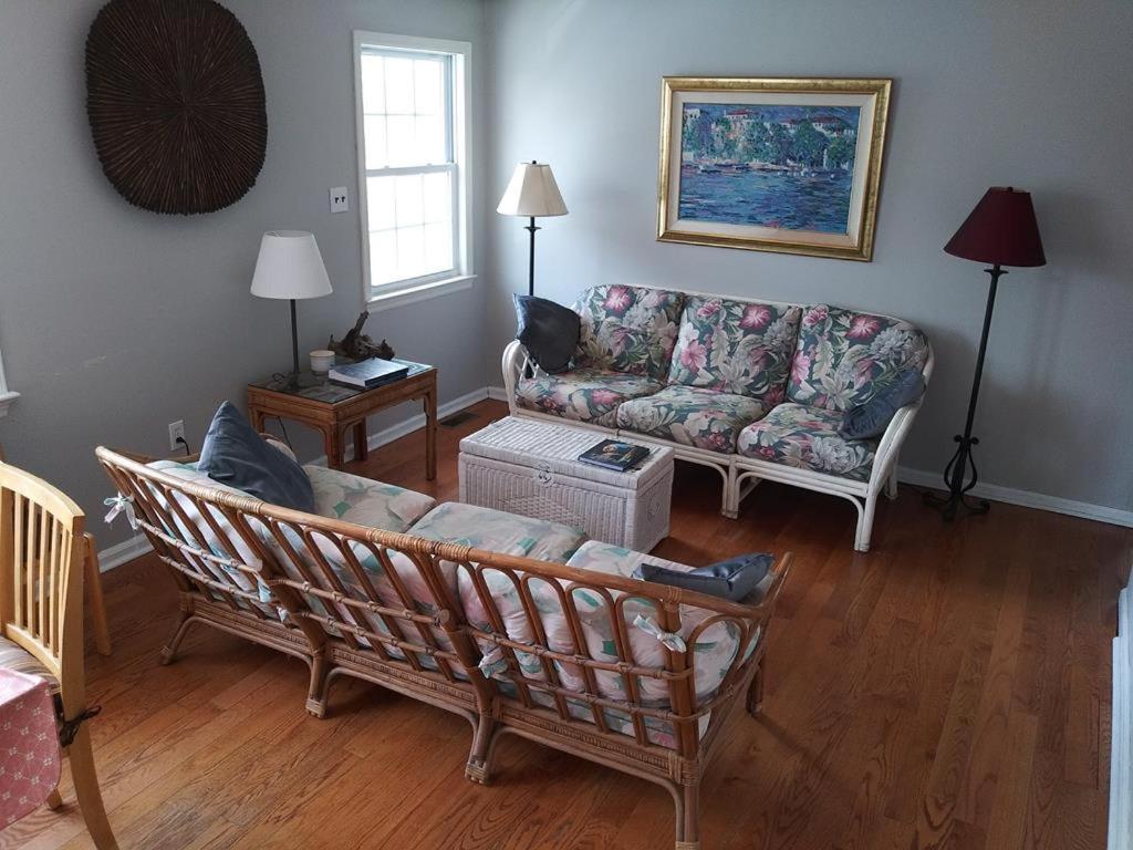 Raised Ranch Style House Close To Beach, Shops And Eateries! Surf City Exterior foto